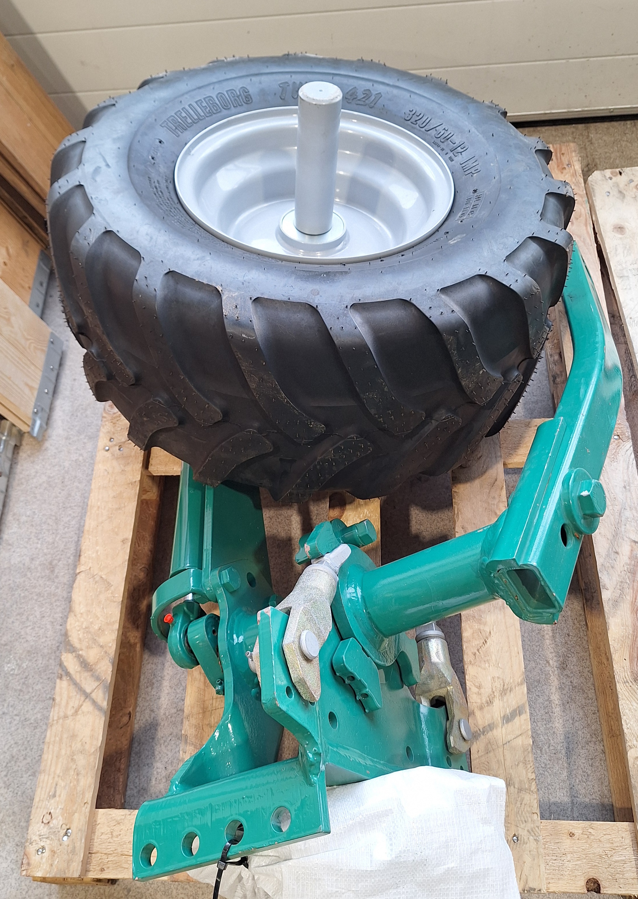 TUKIPY&Ouml;R&Auml; T&Auml;YDELLINEN, 320/60-12 iskunvaimentajan kanssa. ES/EG/ED